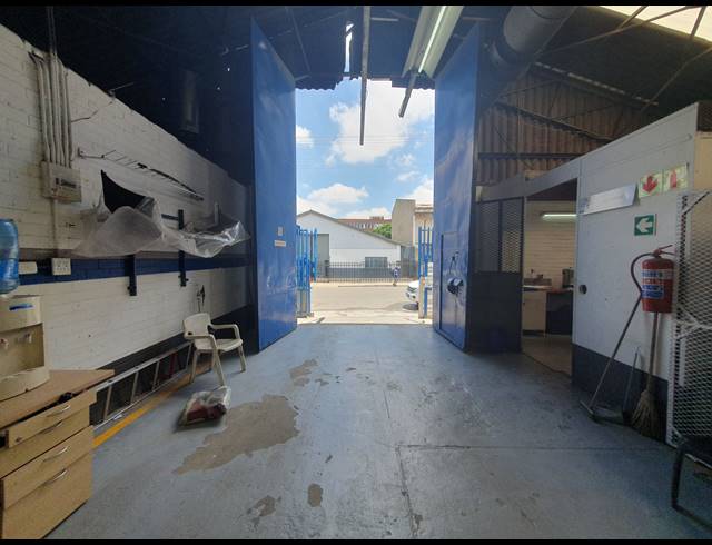 1,750M² WAREHOUSE FOR SALE IN NEW CENTRE
